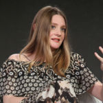  PASADENA, CA - 18 JANVIER: L'actrice Romola Garai parle sur scène pendant Masterpiece & Secret de Churchill. dans le cadre du volet PBS de la tournée de la presse d'hiver 2016 de l'Association des critiques de la télévision à l'hôtel Langham le 18 janvier 2016 à Pasadena en Californie. (Photo par Frederick M. Brown / Getty Images)
                            <img decoding=