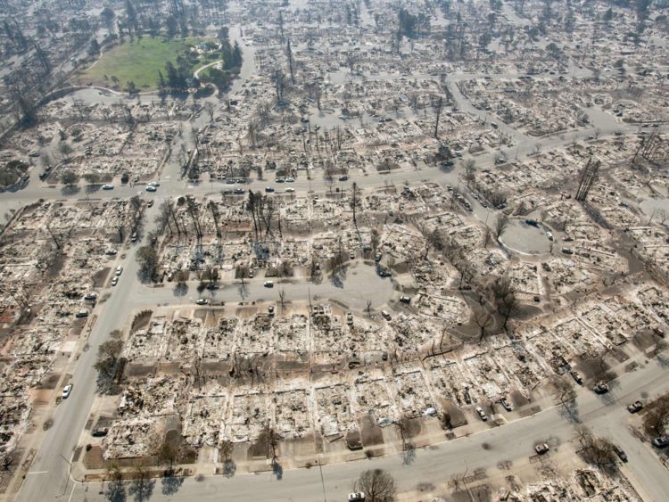  Une vue aérienne montre des propriétés brûlées à Santa Rosa, en Californie, le 12 octobre 2017 