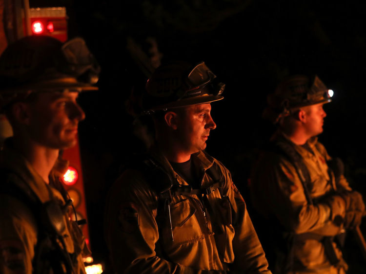  Les pompiers de CalFire surveillent une opération de tir alors qu'ils combattent le feu de Tubbs le 12 octobre 2017 près de Calistoga, en Californie 