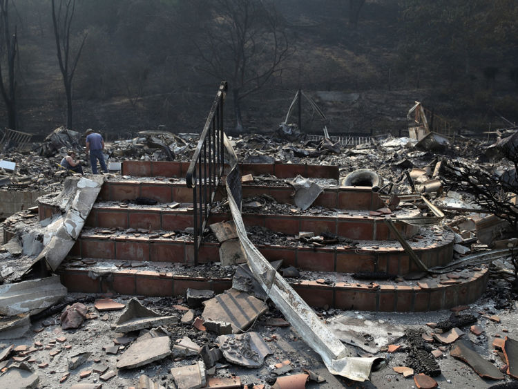  Les escaliers restent dans une maison détruite par l'incendie de l'Atlas le 13 octobre 2017 à Napa, en Californie 
