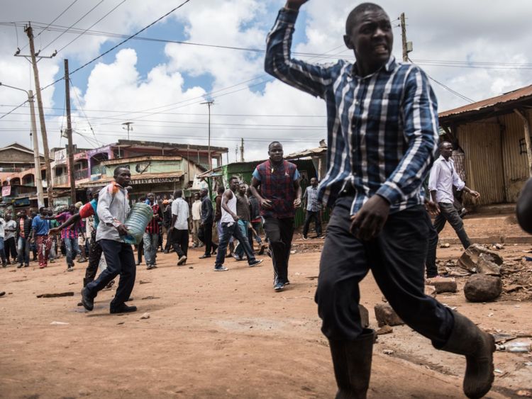  Les partisans du National Super Alliance (NASA) criant «Pas de rail, pas de paix» se rassemblent pour construire des barricades pour bloquer les routes dans la zone 56 dans le district de Kawangare, à Nairobi, le 26 octobre 2017. Les Kenyans se faufilaient dans les sondages stations le 26 octobre pour une élection à répétition qui a polarisé la nation, au milieu des affrontements sporadiques en tant que partisans du chef de l'opposition ignoré son appel à rester à l'écart et a essayé de bloquer le vote. / AFP PHOTO / Fredrik Lerneryd (Crédit photo devrait lire FREDRIK LERNERYD / AFP / Getty Images) 