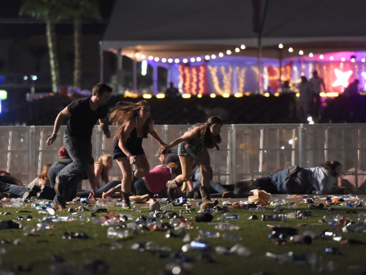  Les gens courent à partir du festival de musique de campagne Route 91 Harvest après l'incendie d'armes 
