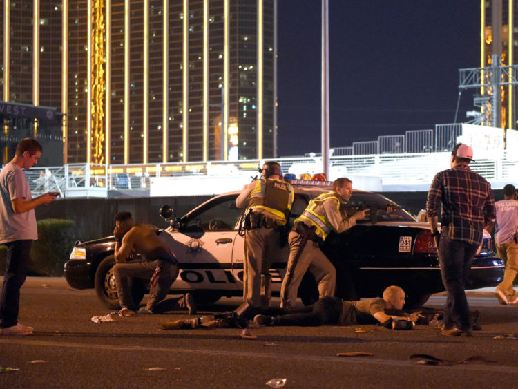  La police de Las Vegas surveille les rues en dehors du festival de musique country Country Route 91 