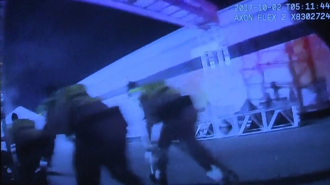  Les images policières de la salle du corps montrent des agents abritant les balles de l'homme armé 