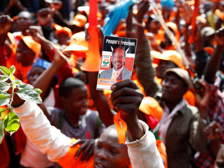  Un défenseur de l'opposition dresse un portrait du leader de l'opposition Raila Odinga lors d'un rassemblement à Nairobi. 