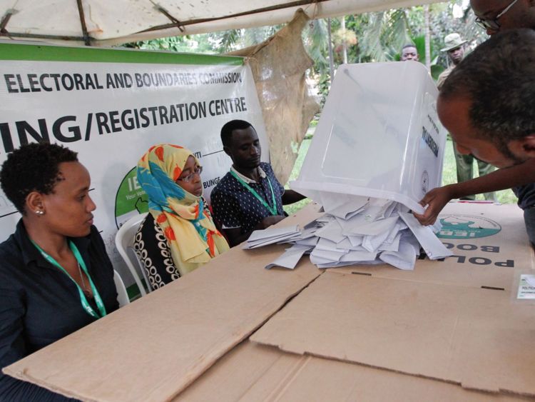  Les officiels sont sur le point de compter les bulletins de vote dans un bureau de vote à Mombasa le 26 octobre 2017. Les Kenyans ont commencé à voter aujourd'hui lors d'une nouvelle élection qui a polarisé la nation et risque d'être violemment disputée en l'absence du leader de l'opposition. boycotter le vote. / PHOTO AFP / Cyril Villemain (Crédit photo devrait lire CYRIL VILLEMAIN / AFP / Getty Images) 