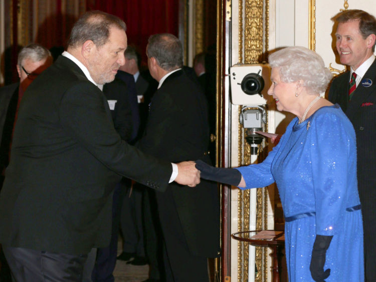  La Reine Elizabeth II rencontre Harvey Weinstein lors de la réception des arts dramatiques au palais de Buckingham le 17 février 2014 
