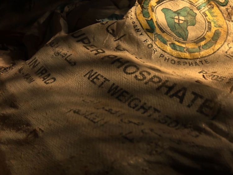  Des sacs de phosphate pour fabriquer des bombes ont été trouvés dans les ruines 