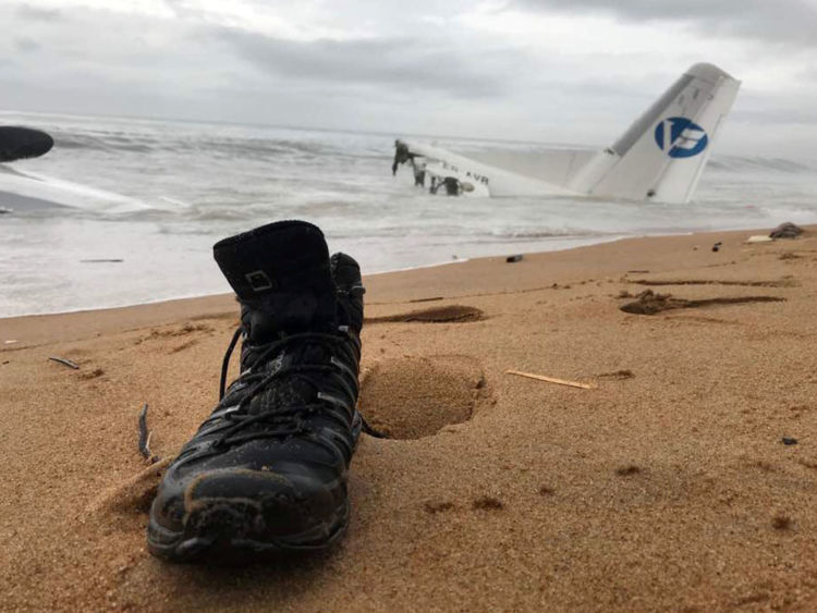  Une chaussure sur la plage après que six personnes ont été sauvées d'un avion en Côte d'Ivoire 