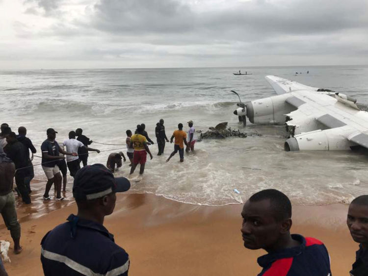  Les gens tirent des objets de la mer après l'écrasement d'un avion affrété par des militaires en Côte d'Ivoire 