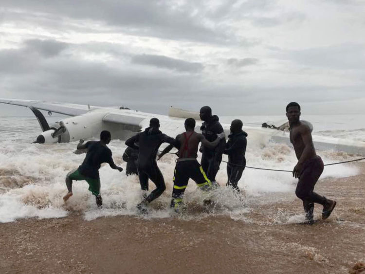  Les gens aident avec une opération de récupération pour descendre un avion de l'océan en Côte d'Ivoire 