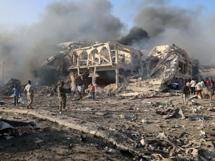  Une vue générale montre la scène d'une explosion dans la rue KM4 dans le district de Hodan à Mogadiscio, en Somalie, le 14 octobre 2017. REUTERS / Feisal Omar 