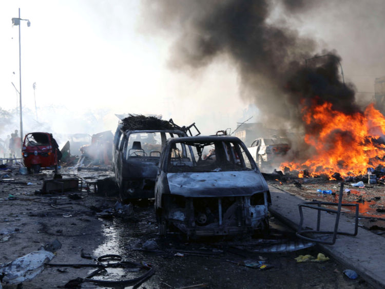  Une vue générale montre la scène d'une explosion dans la rue KM4 dans le district de Hodan à Mogadiscio, en Somalie, le 14 octobre 2017. REUTERS / Feisal Omar 