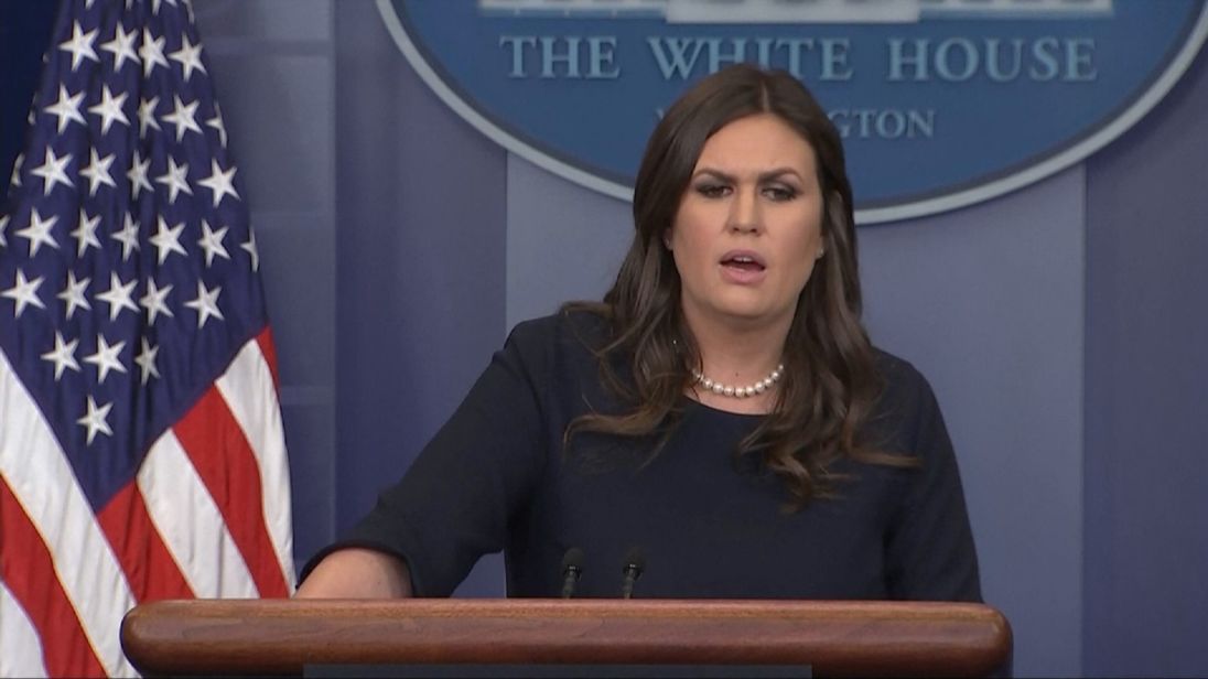  La secrétaire de presse de la Maison Blanche, Sarah Huckabee Sanders, répond aux questions sur les appels téléphoniques de Donald Trump à une famille endeuillée 