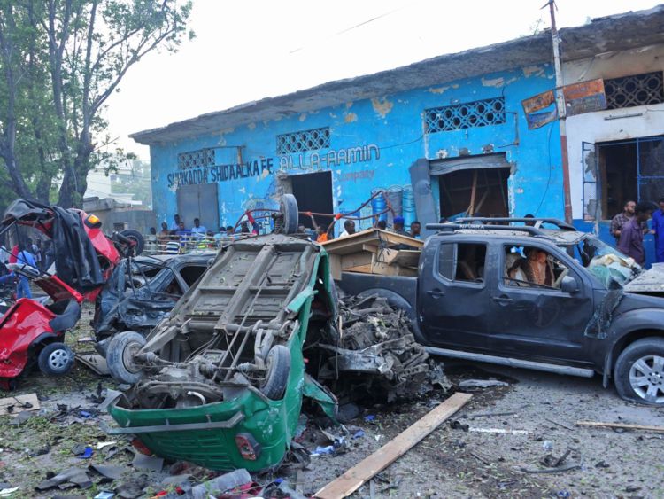  Une voiture bourrée d'explosifs a explosé devant un hôtel à Mogadiscio le 28 octobre 