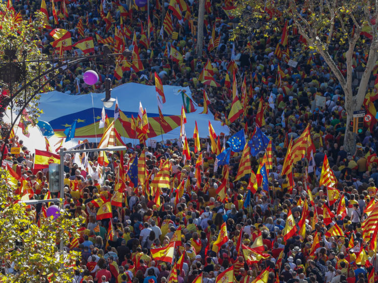  Des centaines de milliers de partisans de l'unité défilent à travers Barcelone dimanche 