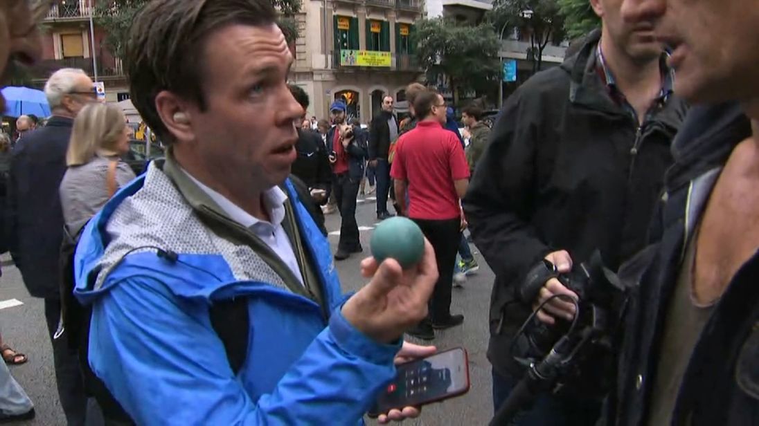  Sky News & # 39; Mark Stone avec l'un des projectiles tirés aux électeurs par la police 