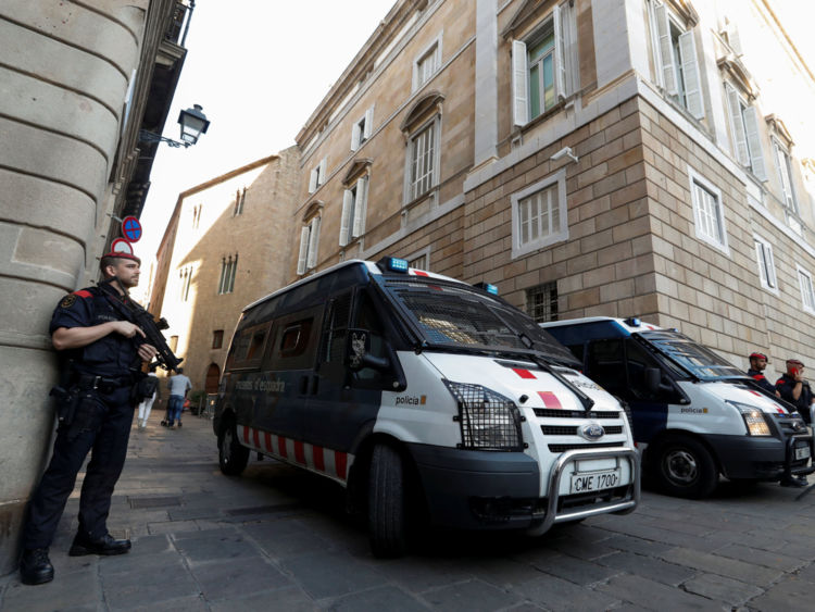 Des officiers de police régionaux catalans montent la garde devant le Palais de la Generalitat 
