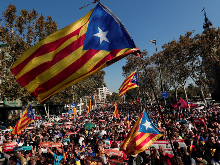  Des manifestants brandissent des drapeaux séparatistes catalans près du parlement régional catalan de Barcelone 