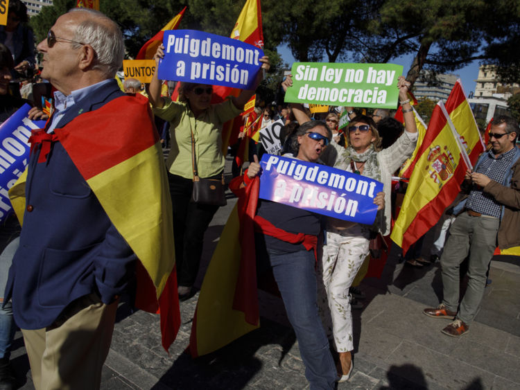  Démonstrateurs & # 39; Des pancartes lisent «Puigdemont à la prison» (L) et & # 39; Pas de loi, pas de démocratie & # 39; (R) 