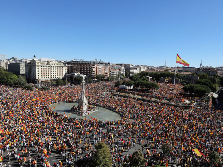  Des gens participent à une manifestation pro-syndicale à Madrid, en Espagne 
