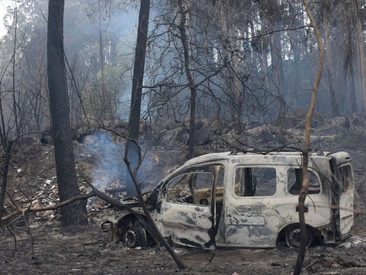  L'épave d'un fourgon brûlé où deux personnes sont mortes piégées par des flammes à Chandebrito, dans le nord-ouest de l'Espagne 