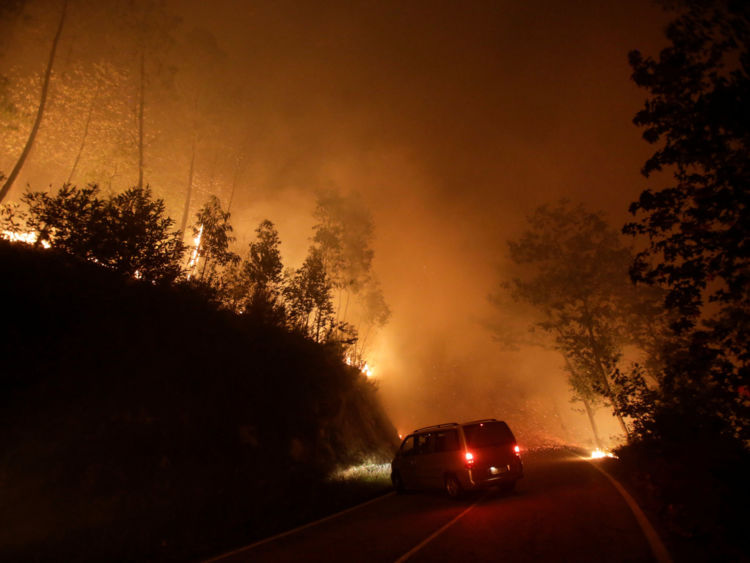  Un feu de forêt brûle près de Vigo, en Espagne 