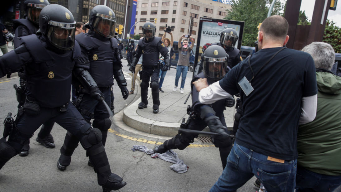  La police espagnole utilise des batons contre les manifestants à Tarragone 