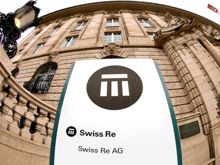  Le logo de l'assureur suisse Swiss Re est affiché devant son siège à Zurich, en Suisse, le 23 septembre 2015 