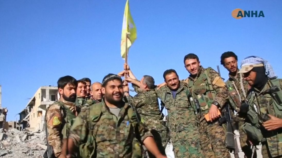  Les FDS lèvent des drapeaux autour de Raqqa 
