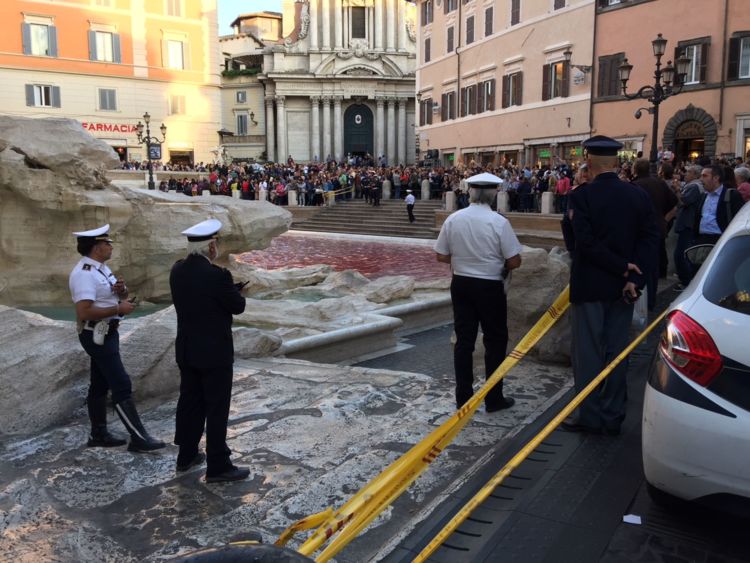  La police a arrêté un manifestant pour avoir jeté de la peinture rouge dans la fontaine de Trevi 