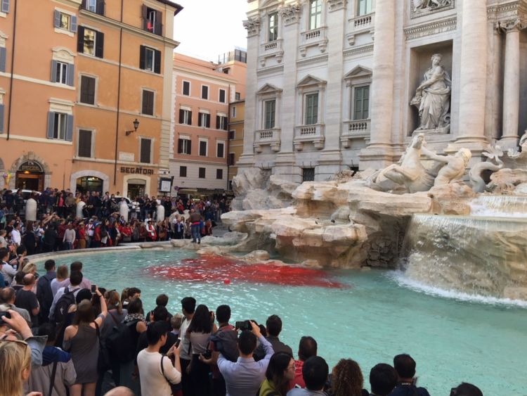  Peinture rouge jetée dans la fontaine de Trevi par un manifestant arrêté 