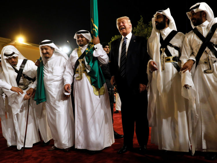  M. Trump danse avec une épée alors qu'il arrive à une cérémonie de bienvenue par le roi Salman 