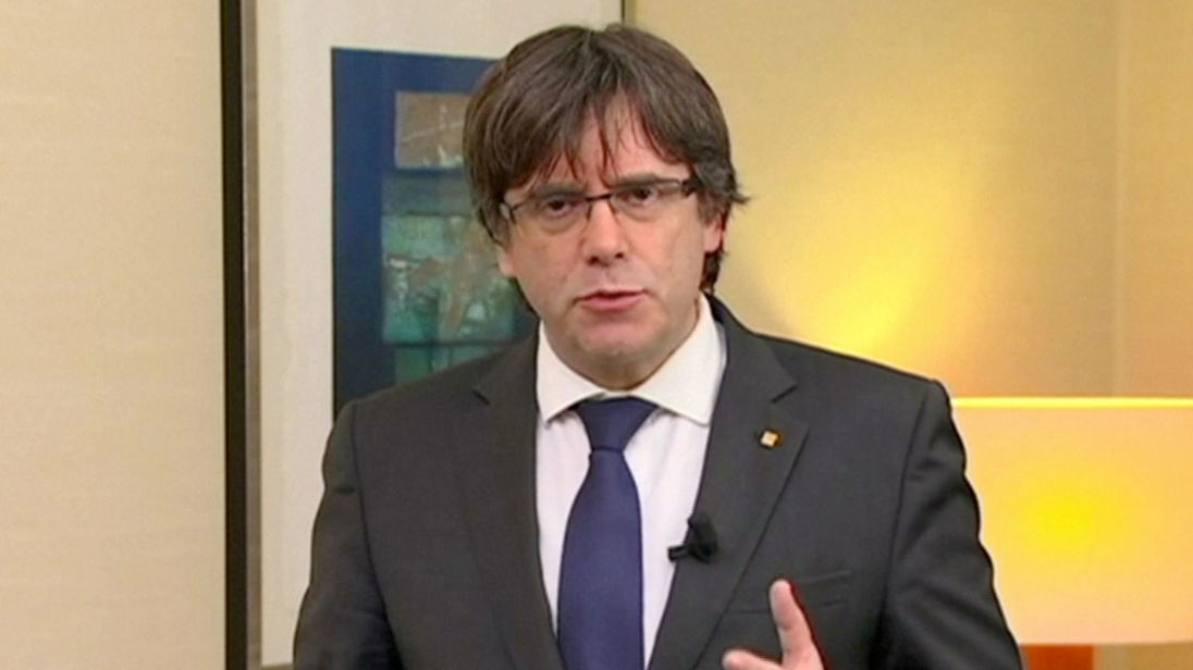  Apparaissant à la télévision belge, M. Puigdemont a déclaré qu'il ne fuirait pas la justice. 