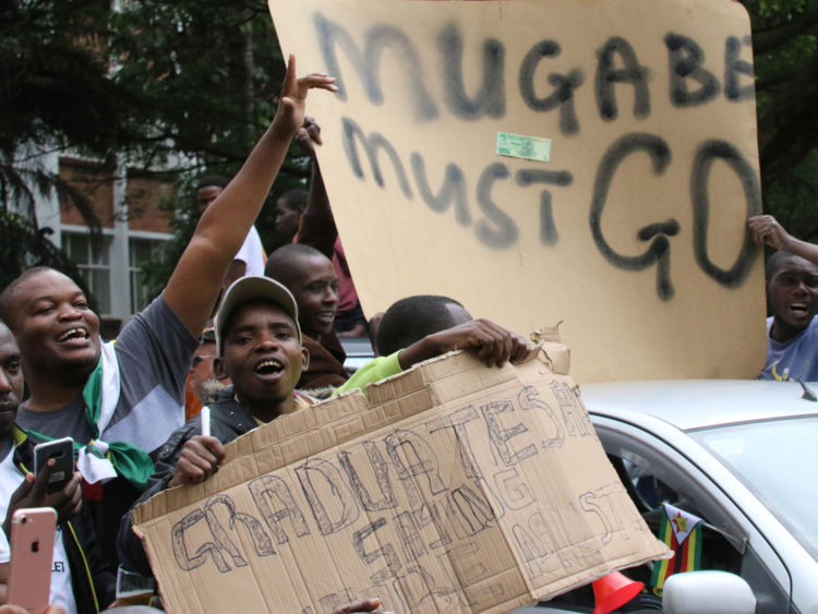  Des milliers protestaient contre Robert Mugabe dans les rues de Harare 