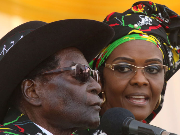  Le président Robert Mugabe et sa femme Grace assistent à un rassemblement à Chinhoyi 