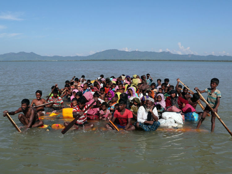  Les réfugiés Rohingya utilisent un radeau de fortune pour atteindre le Bangladesh 