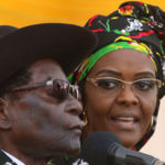  Le président Robert Mugabe et son épouse Grace assistent à un rassemblement à Chinhoyi 