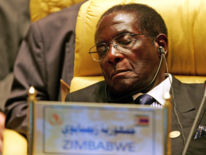  M. Mugabe ferme les yeux lors d'une réunion de l'Union africaine en juillet 2005 