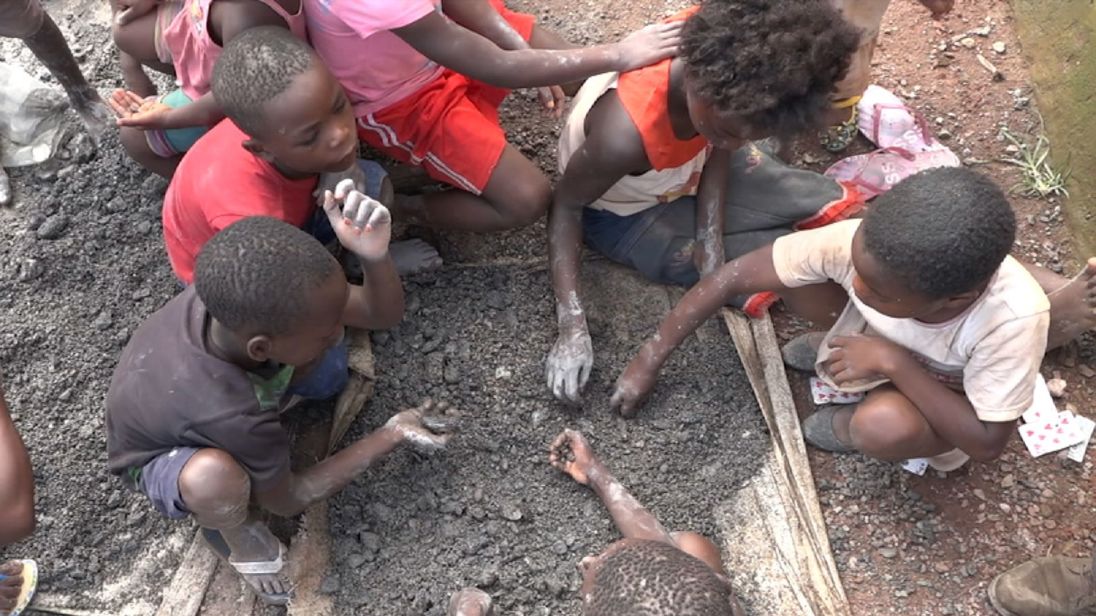  Des enfants de quatre ans travaillent dans les mines de cobalt 