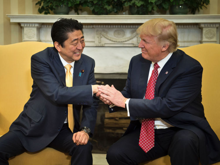  Trump et Abe poignée de main 