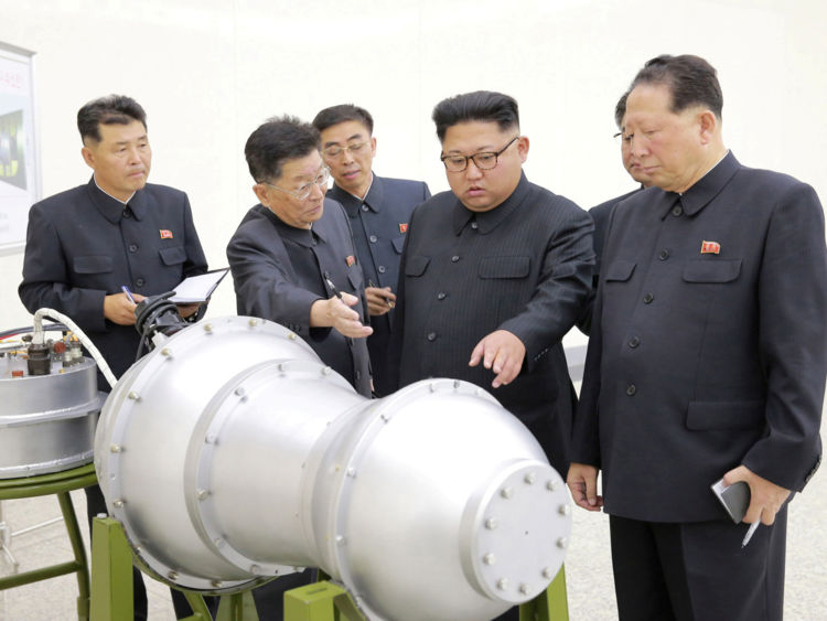  Kim Jong Un inspecte ce qui est censé être un dispositif nucléaire 
