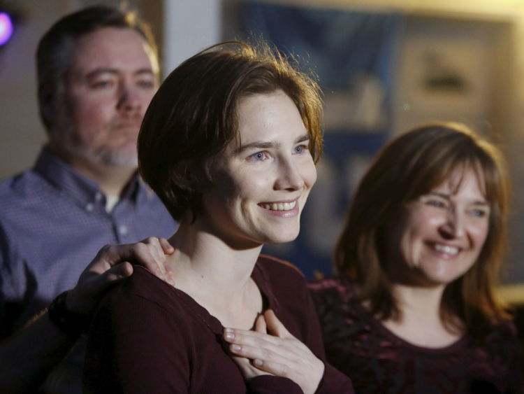  Amanda Knox & # 39 Le cas d'Amanda Knox a fait les gros titres avant d'être acquittée en mars 2015 </span><br />
      </figcaption></figure>
</div>
<p> L'Américaine de 30 ans affirme que ses souvenirs sont "enterrés". sous les horribles photos d'autopsie et de crime "J'ai vu", ainsi que "les fausses accusations que j'ai combattues" et "les années d'emprisonnement injustifié que j'ai endurées." </p>
<p> Écrivant dans le journal Westside Seattle, Mme Knox a dit que le Britannique "était mon meilleur ami dans une nouvelle »</p>
<p> Elle a ajouté:« Je n'ai jamais été autorisé à la pleurer. Il y a des gens qui croient que je n'ai pas le droit de pleurer Meredith. </p>
<p> «Ils croient que j'ai eu quelque chose à voir avec son meurtre – je ne l'ai pas fait – ou que Meredith a été oublié dans ma propre lutte pour la justice – De toute façon, ils sentent que Meredith et moi sommes inextricablement liés, alors ce n'est tout simplement pas juste que je n'ai pas tout perdu, comme elle l'a fait. Ils ont tort. "</p>
<div class=
