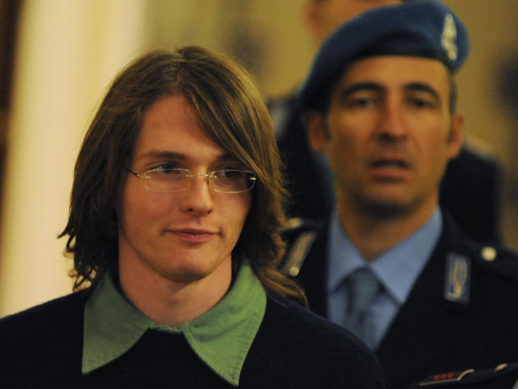  Raffaele Sollecito (R) a été initialement reconnu coupable et plus tard acquitté pour le meurtre de Mme Kercher 