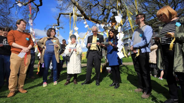  La famille et les partisans ont attaché des rubans jaunes pour commémorer 365 jours depuis l'emprisonnement de Nazanin à Téhéran </span><br />
        <span class=