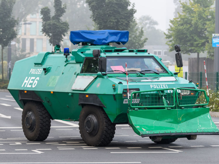  Les autorités apportent des véhicules armés 