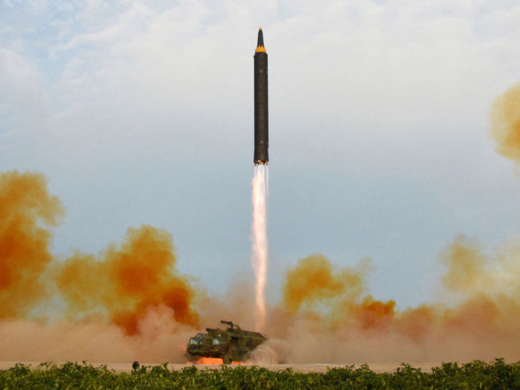  Le lancement d'un missile Hwasong-12 dans cette photo non datée publiée par l'Agence de presse centrale de Corée du Nord (KCNA) 