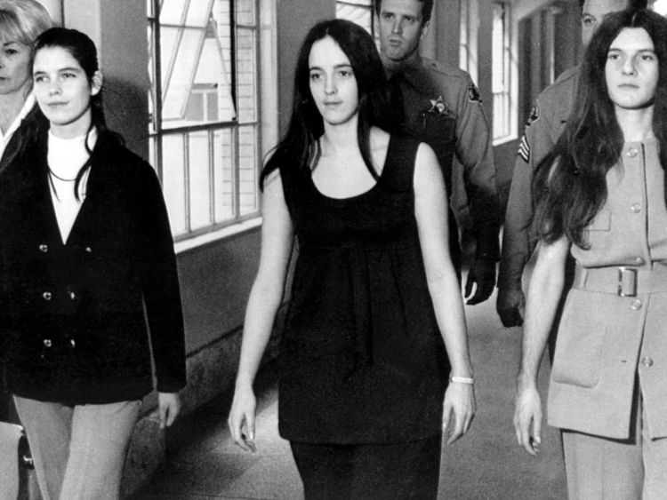  Louise Van Houten, (L), avec d'autres membres de la secte Manson, Patricia Krenwinkle (R) et Susan Atkins (1965) 