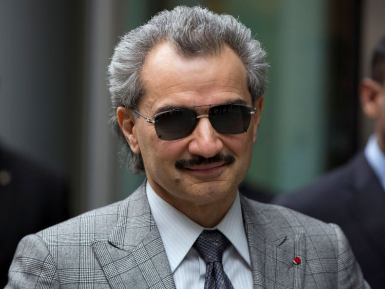  PHOTO DU FICHIER - Le prince saoudien Alwaleed bin Talal quitte la Haute Cour de Londres [19659005] Image: </span><br />
        <span class=