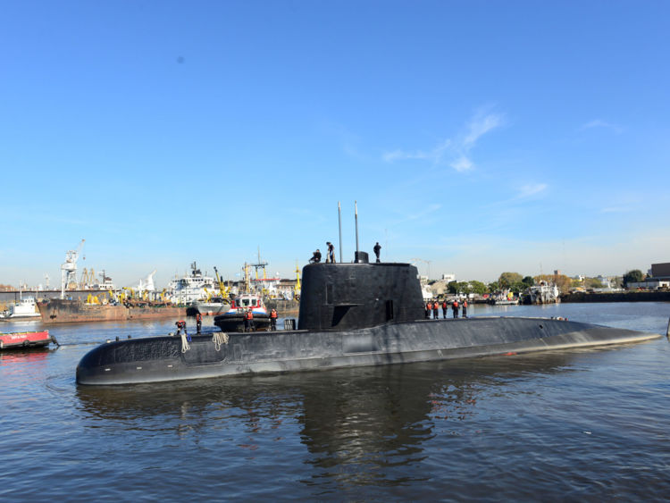  Le sous-marin militaire argentin ARA San Juan et son équipage sont vus périodiquement pour reconstituer son air, l'équipage pourrait survivre indéfiniment, bien que rien n'indique qu'ils aient survécu indéfiniment. 